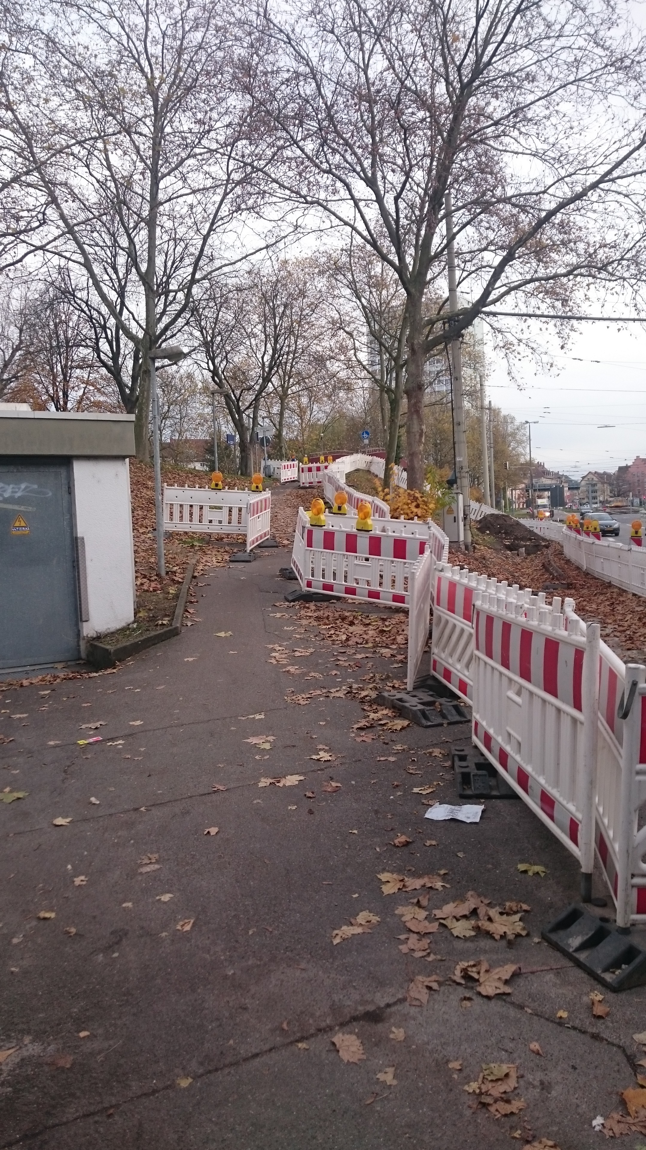 Mängel gemeldet: Baustelle versperrt den Gehweg